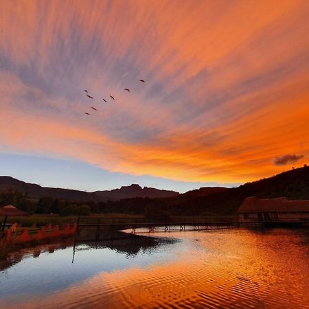 Dragon Peaks Mountain Resort Champagne Valley Екстер'єр фото