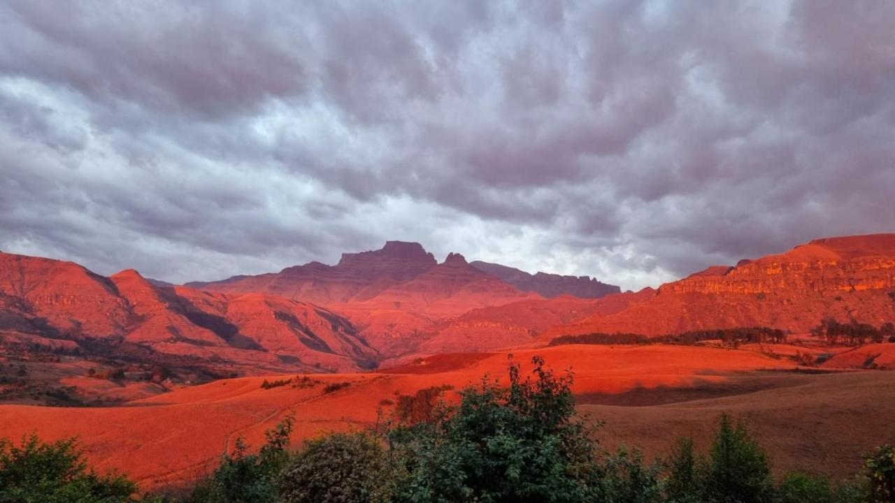 Dragon Peaks Mountain Resort Champagne Valley Екстер'єр фото